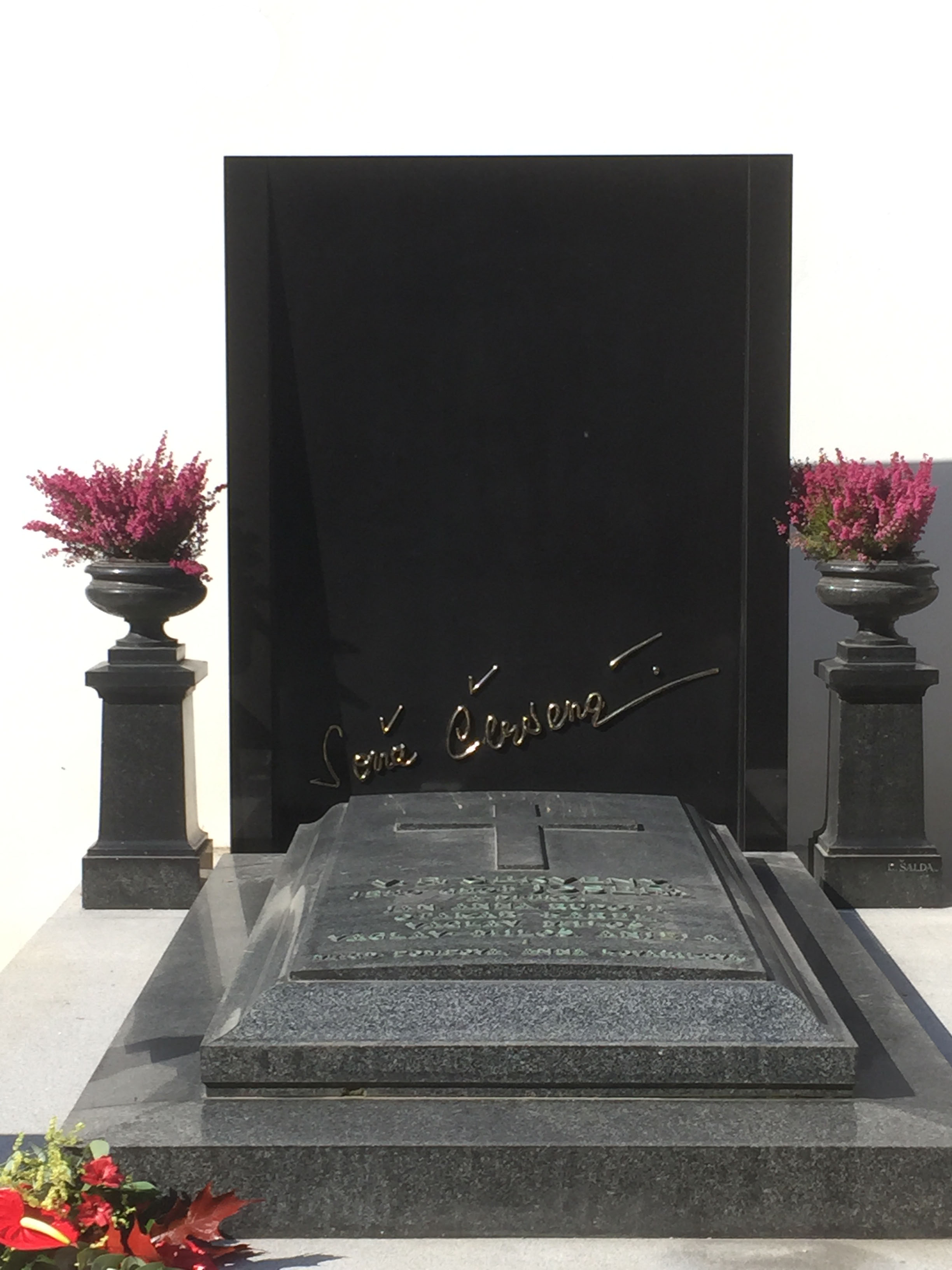 Náhrobek k hrobce rodiny Červených, Hradec Králové - Pouchovský hřbitov