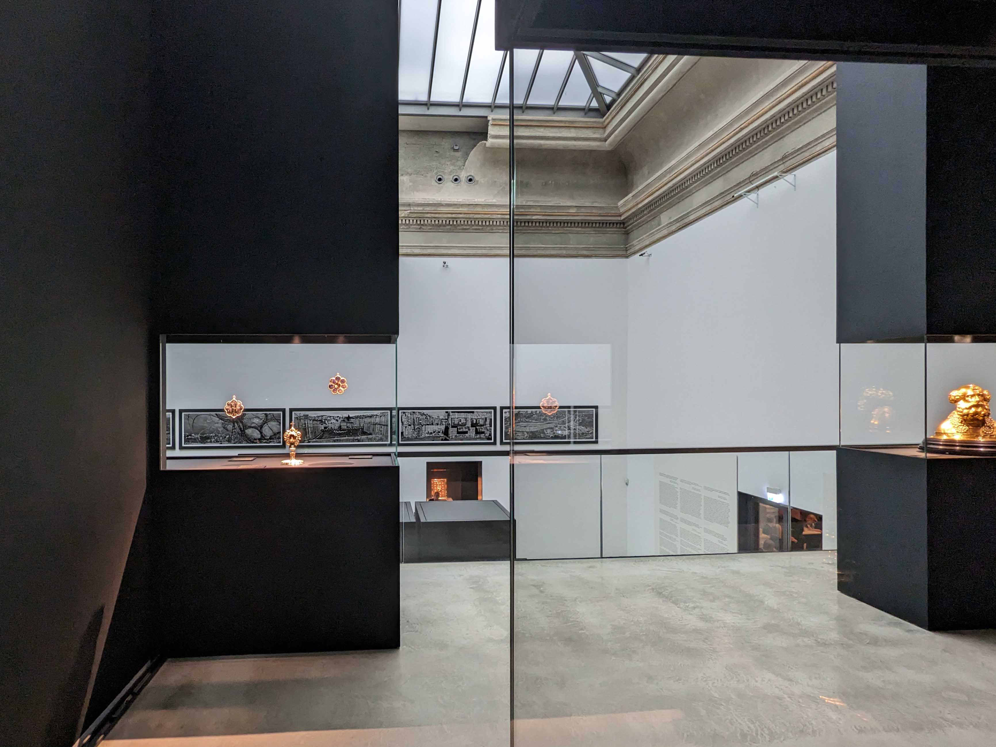 Fragmenty paměti Poklad katedrály sv. Víta v Praze v dialogu s Edmundem de Waalem, Josefem Koudelkou a Julianem Rosefeldtem