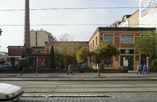 Rekonstrukce haly v bývalé továrně Adolfa R. Pleskota na projekční ateliér v Praze-Holešovicích