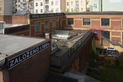 Rekonstrukce haly v bývalé továrně Adolfa R. Pleskota na projekční ateliér v Praze-Holešovicích