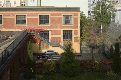 Rekonstrukce haly v bývalé továrně Adolfa R. Pleskota na projekční ateliér v Praze-Holešovicích