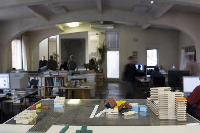 Rekonstrukce haly v bývalé továrně Adolfa R. Pleskota na projekční ateliér v Praze-Holešovicích