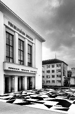 Z opony se stalo náměstí. Louny ozdobila kompozice proslulého malíře Zdeňka Sýkory