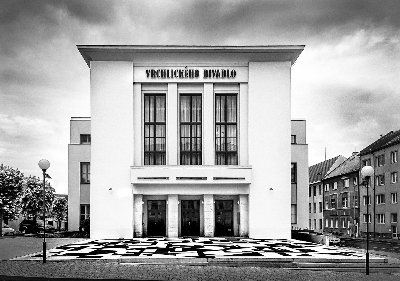 Z opony se stalo náměstí. Louny ozdobila kompozice proslulého malíře Zdeňka Sýkory