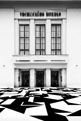 Z opony se stalo náměstí. Louny ozdobila kompozice proslulého malíře Zdeňka Sýkory