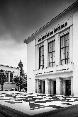 Z opony se stalo náměstí. Louny ozdobila kompozice proslulého malíře Zdeňka Sýkory