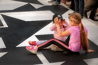 Z opony se stalo náměstí. Louny ozdobila kompozice proslulého malíře Zdeňka Sýkory