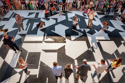 Z opony se stalo náměstí. Louny ozdobila kompozice proslulého malíře Zdeňka Sýkory