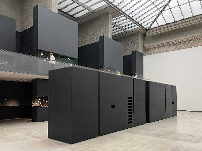 Fragmenty paměti Poklad katedrály sv. Víta v Praze v dialogu s Edmundem de Waalem, Josefem Koudelkou a Julianem Rosefeldtem