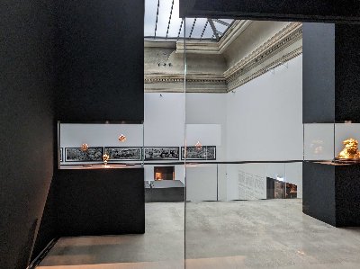 Fragmenty paměti Poklad katedrály sv. Víta v Praze v dialogu s Edmundem de Waalem, Josefem Koudelkou a Julianem Rosefeldtem